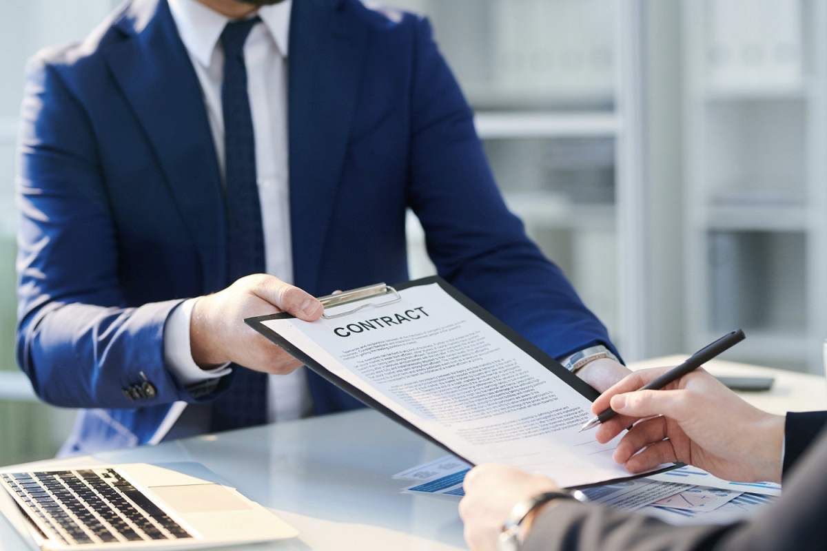 Te explicamos cómo hacer un contrato mercantil en España. Es necesario suscribir una serie de cláusulas