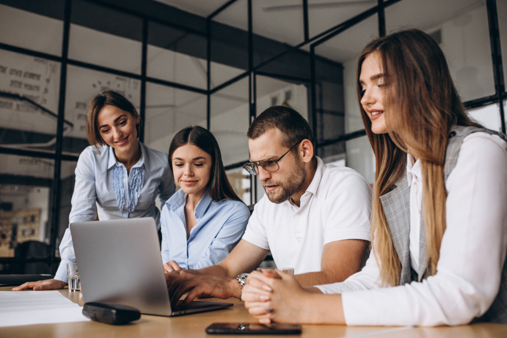 Una de las causas de disolución de una sociedad es cuando se fusiona con otra empresa